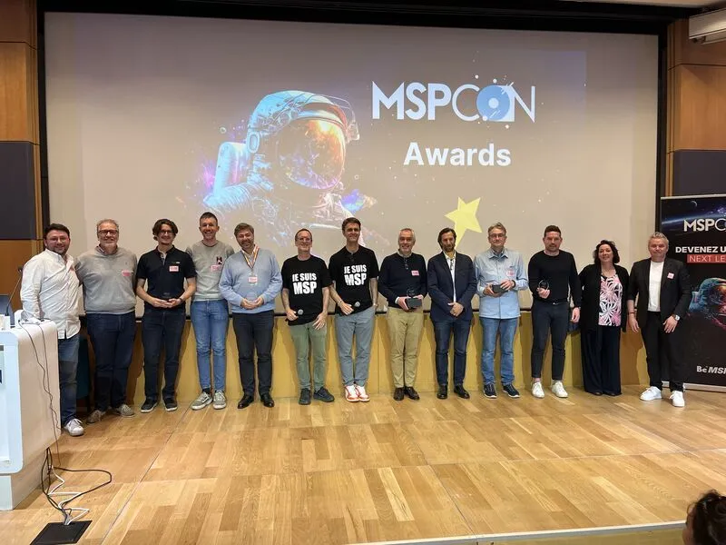 L'équipe Dhala Cyberdéfense recevant le prix Meilleur Espoir MSP 2025 à la MSPCON
